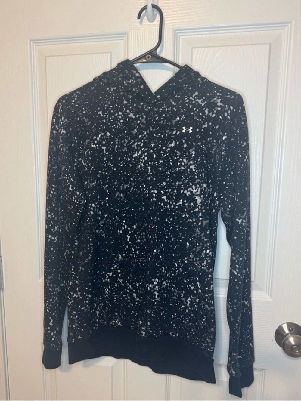 Like New Under Armour Paint Splatter Pullover Hoodie Youth YXL